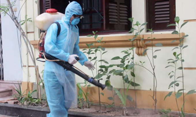 Phun hóa chất diệt muỗi để phòng, chống bệnh sốt xuất huyết.