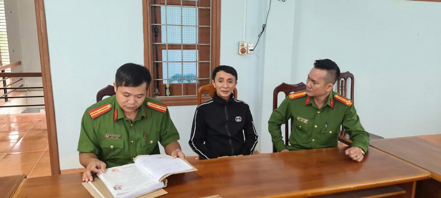 Lực lượng Công an làm thủ tục tiếp nhận đầu thú đối với Nguyễn Thanh Bông - Ảnh Công an
Quảng Bình.