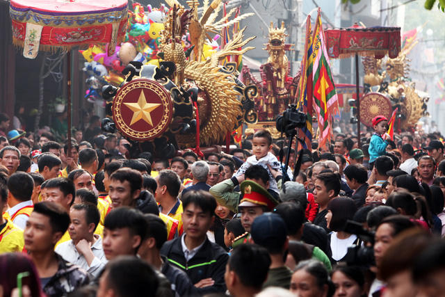 Sáng nay 31/1, hội pháo Đồng Kỵ (Từ Sơn, Bắc Ninh) diễn ra theo truyền thống vào ngày mùng 4 Tết. Đây là một trong những lễ hội nổi tiếng nhất của đất Kinh Bắc và mới được công nhận là Di sản văn hóa phi vật thể quốc gia. Mở màn là nghi lễ rước hai quả pháo khổng lồ trước sự chứng kiến của hàng nghìn người dân Đồng Kỵ và du khách thập phương đứng chật kín hai bên con đường làng.