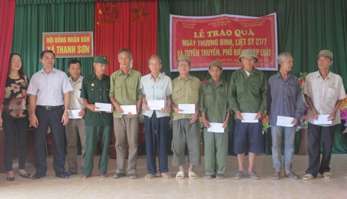 Lãnh đạo Sở Tư pháp Nghệ An tặng quà cho những gia đình chính sách có hoàn cảnh khó khăn trên địa bàn xã Thanh Sơn.