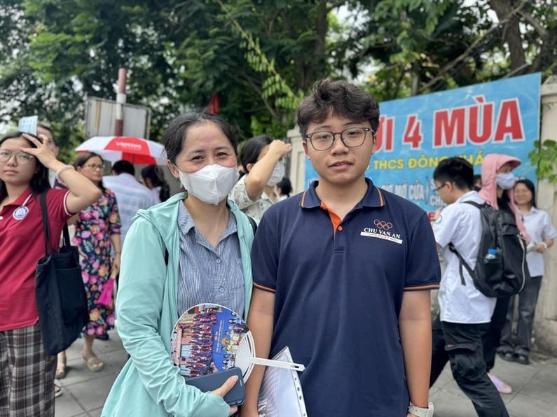 Cha mẹ luôn đồng hành, tiếp sức mùa thi cùng các "Hổ vàng 2010", ảnh chụp tại điểm thi trường Dịch Vọng (Cầu Giấy, Hà Nội).