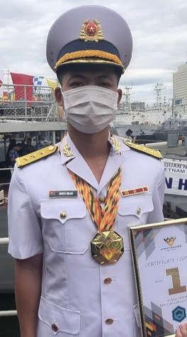 lThượng úy Nguyễn Tiến Duy hiện đang thực hiện nhiệm vụ trên chiến hạm hiện đại của Hải quân nhân dân Việt Nam - tàu 016 thuộc Lữ đoàn 162, Vùng 4 Hải quân.