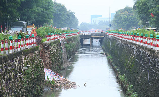 Hai điểm sạt lở chỉ cách nhau vài mét.