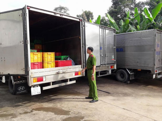 Bắt 3 xe chở nội tạng thối đổ xuống sông Đồng Nai.