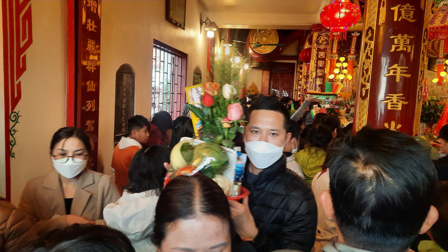 Ai cũng phải dơ lễ lên cao mới có thể đi vào bên trong phủ chính.