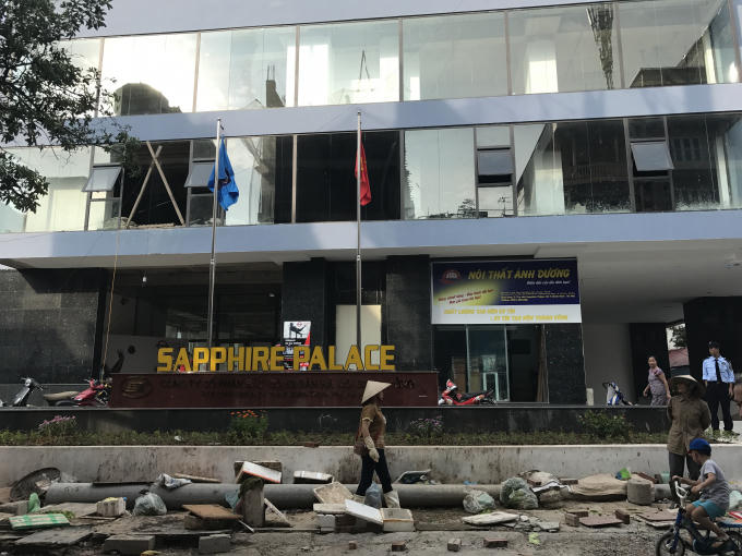 Mặc dù chậm tiến độ bàn giao 1,5 năm nhưng hiện tại chung cư Sapphire Palace vẫn còn ngổn ngang với nhiều hạng mục chưa hoàn thiện.
