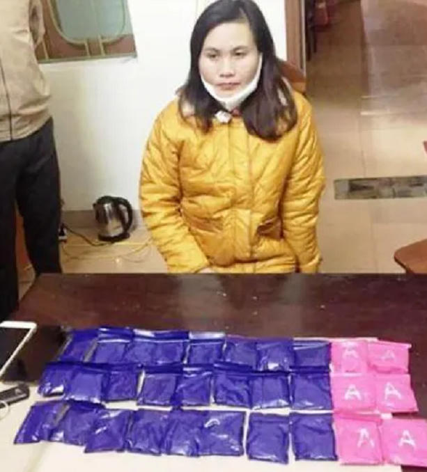 Đối tượng Tống Thị Nhật Xuân cùng tang vật tại cơ quan Công an.