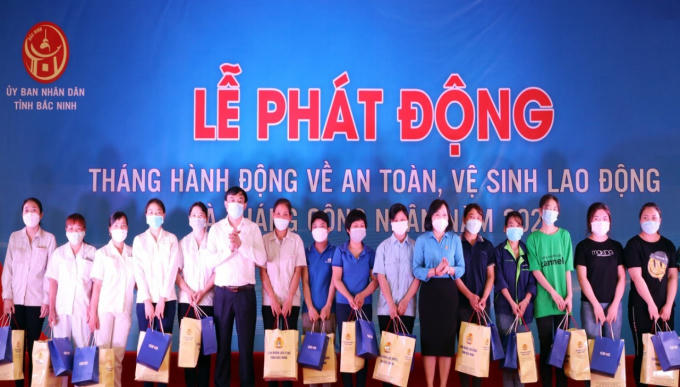 Chủ tịch Ủy ban MTTQ tỉnh Nguyễn Đình Lợi và Chủ tịch Liên đoàn Lao động tỉnh Nguyễn Thị Vân Hà trao quà cho các công nhân có hoàn cảnh khó khăn.