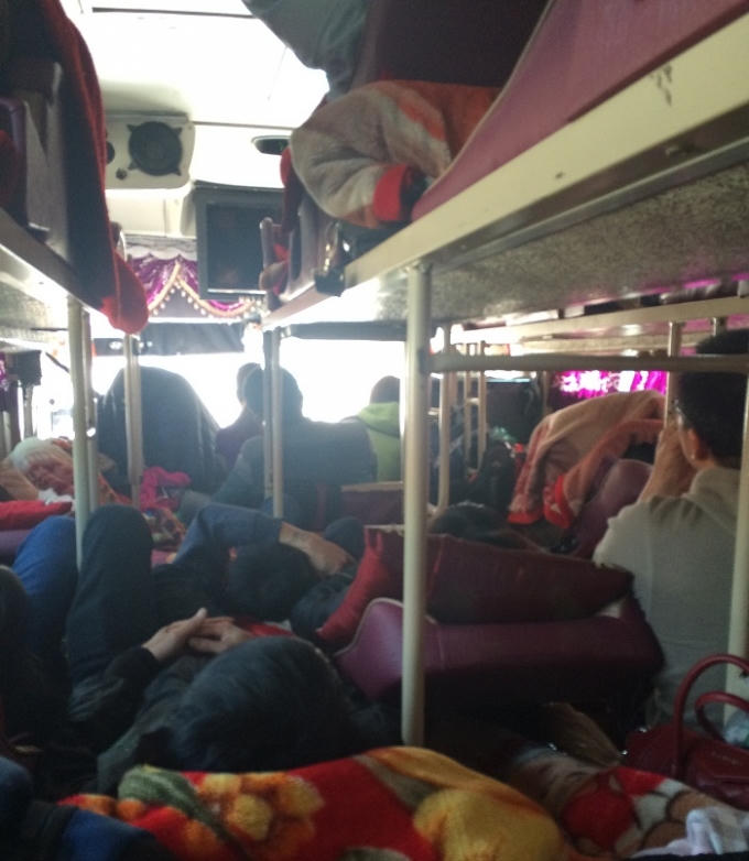 Chở qu&aacute; số người, xe kh&aacute;ch vẫn &ldquo;lọt&rdquo; Trạm CSGT H&ograve;a B&igrave;nh, Sơn La