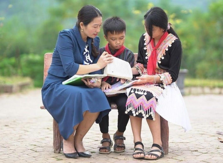 bna-co-giao-le-na-trao-doi-bai-cung-hoc-sinh-trong-san-truong-8377