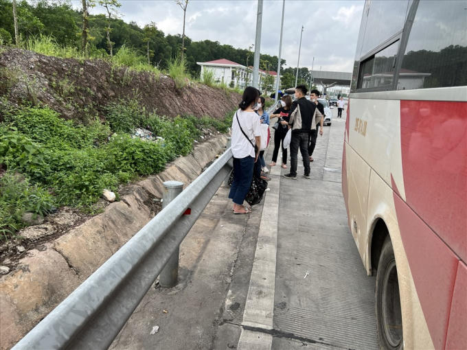 Ngoài bị xử phạt, tài xế Q buộc phải bố trí để số hành khách tăng thêm có phương tiện di chuyển. Ảnh: Cục Cảnh sát giao thông