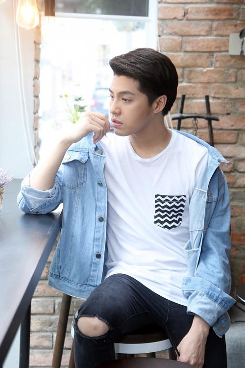 Phong cách street style năng động, trẻ trung của Noo Phước Thịnh: Anh diện áo phông trắng cùng quần rách gối, khoác ngoài sơ mi denim.