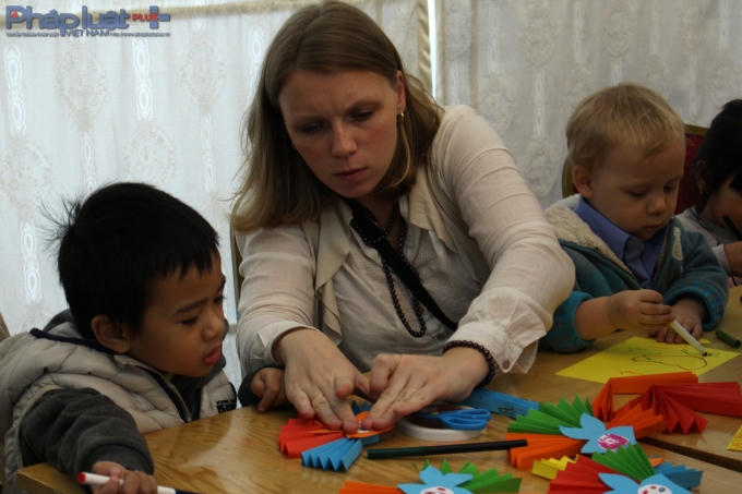 Cô giáo hướng dẫn rất tỉ mỉ. (Ảnh: Đức Biên)