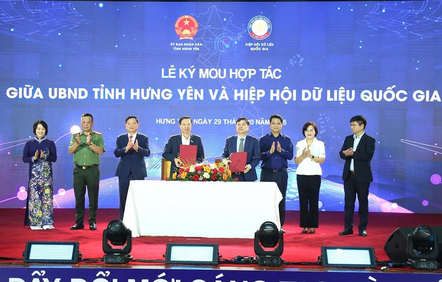 Lãnh đạo tỉnh và các đại biểu chứng kiến lễ ký kết Biên bản ghi nhớ hợp tác chiến lược giữa UBND tỉnh và Hiệp hội Dữ liệu quốc gia.