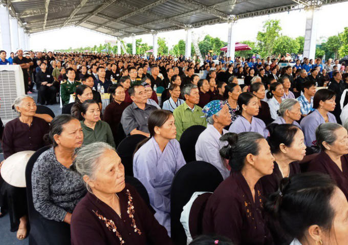 Hàng ngàn người dân theo dõi Lễ truy điệu Chủ tịch nước Trần Đại Quang tại quê nhà xóm 13, xã Quang Thiện, huyện Kim Sơn sáng ngày 27-9