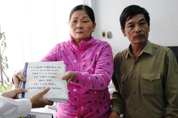 Bà Thi và cuốn số 10.000 chữ ký.