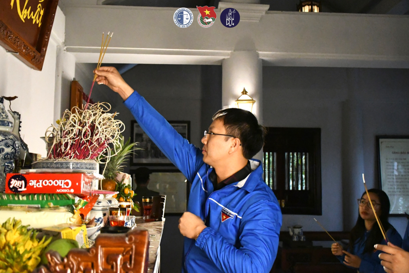 Trường Đại học Luật H&agrave; Nội: H&agrave;nh tr&igrave;nh mang m&agrave;u &aacute;o xanh thanh ni&ecirc;n đến những nơi c&ograve;n nhiều kh&oacute; khăn ảnh 1