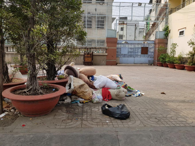 Phía trước trụ sở Đội trật tự đô thị quận 3 tồn tại bãi rác trong thời gian dài (ảnh chụp ngày 26/01/2018)