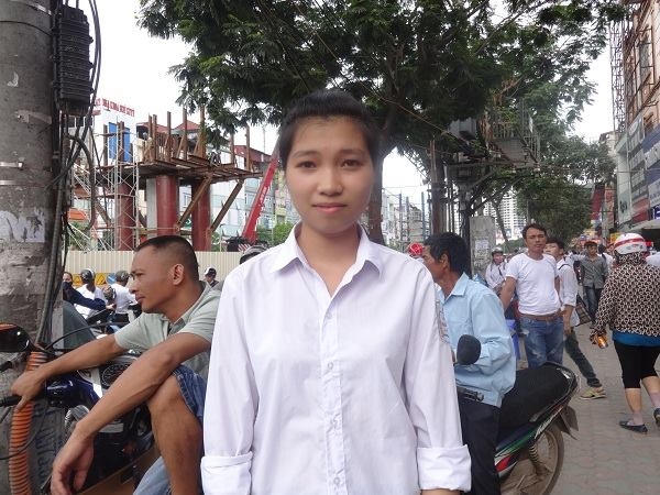 Chia sẻ về bài thi của mình, em Phùng Thị Sàng, học sinh trường THPT Hai Bà Trưng - Thạch Thất, Hà Nội cho biết: "Em thấy đề thi Hóa hôm nay phân hóa thí sinh khá rõ giống với đề Lý hôm qua. 30 câu đầu hầu như bạn nào cũng làm được. Em cũng thấy đề không quá khó và với bài làm của mình, em tự tin mình đạt 8 điểm".