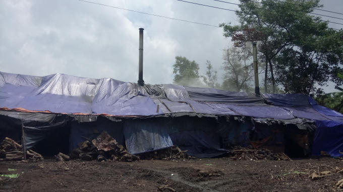 Hoạt động của lò than được cho là khiến môi trường bị ô nhiễm, làm nhiều người dân bức xúc.