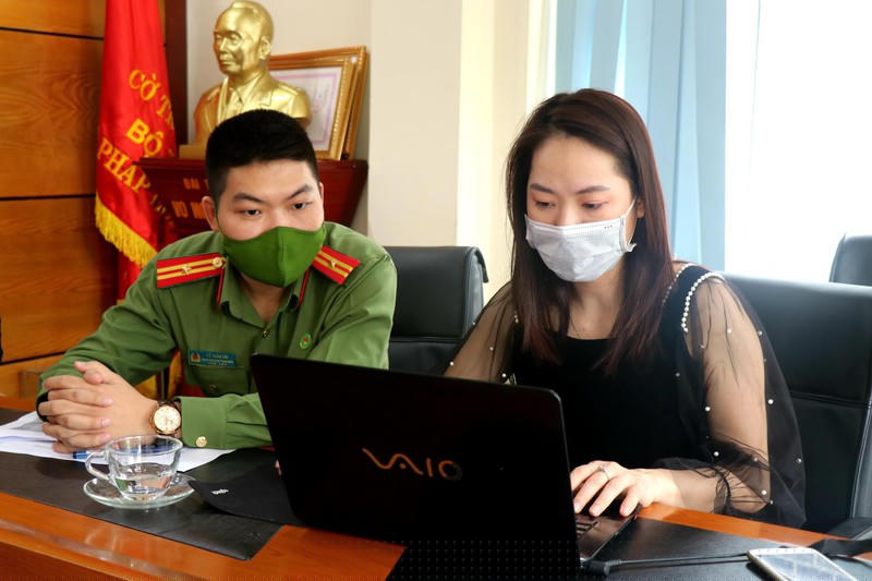 Thiếu tá Đỗ Xuân Chi, Phó Bí thư Đoàn Công an TP Hà Nội tham gia giao lưu.