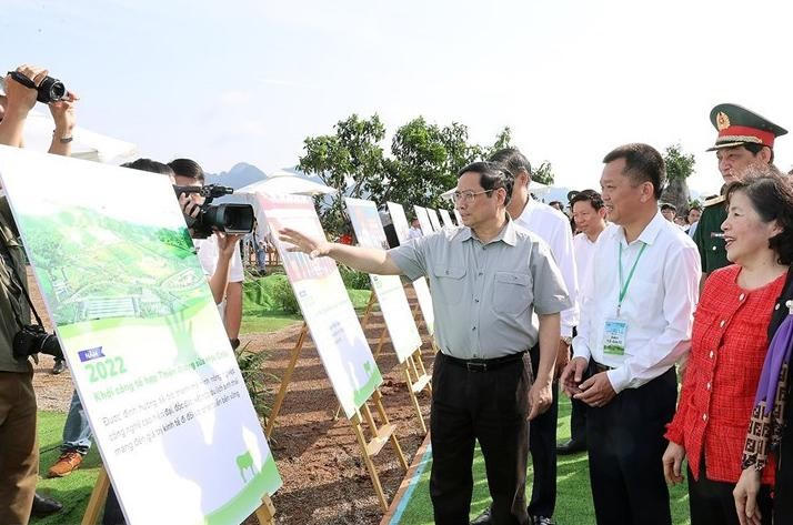 Thủ tướng và các đại biểu tham quan triển lãm ảnh Thiên đường sữa Mộc Châu.