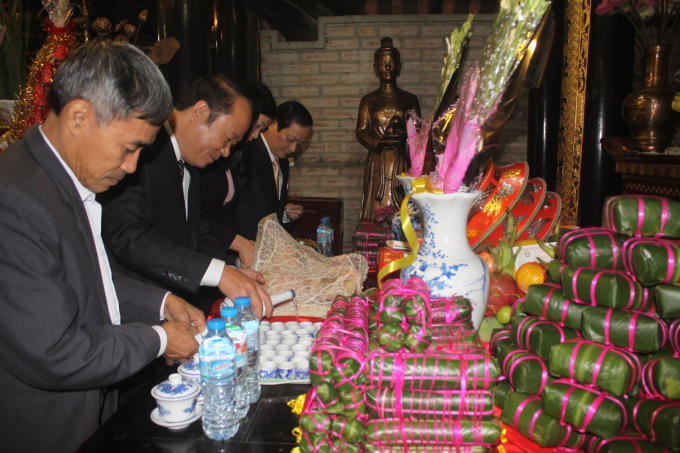 Các đồng chí lãnh đạo vào Thượng điện dâng lễ vật, hương và hoa lên bàn thờ Tổ Mẫu.
