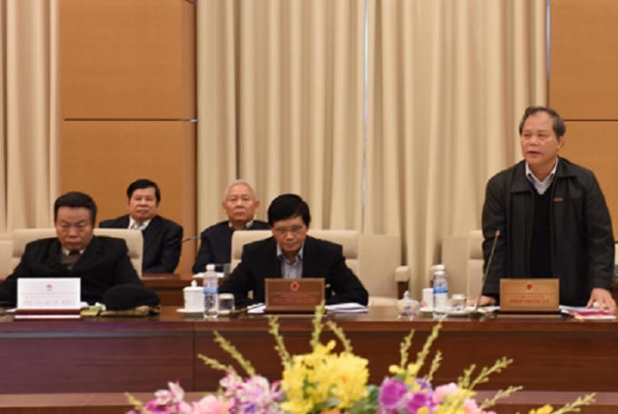 Ông Phan Trung Lý - Chủ nhiệm Ủy ban Pháp luật (đứng) chỉ ra hàng loạt hạn chế, thiêu sót trong báo cáo của Chính phủ.