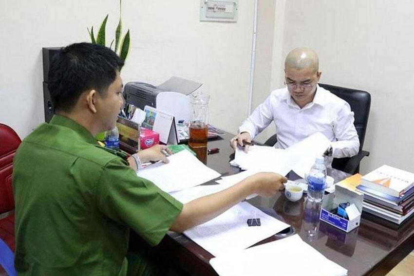 Nguyễn Thái Luyện làm việc với công an. Ảnh: CA