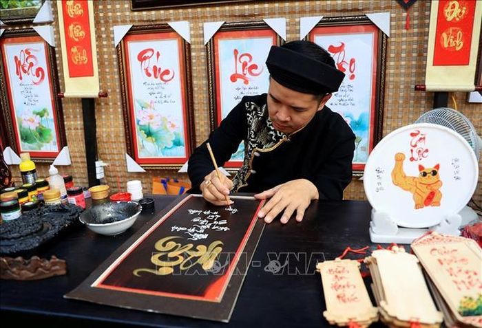 Ông đồ là các bạn trẻ yêu thích thư pháp Việt, mặc áo dài, khăn xếp.