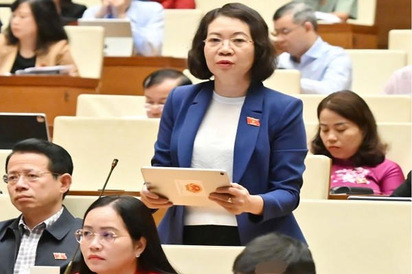 Đại biểu Mai Thị Phương Hoa, Phó Chủ nhiệm Ủy ban Pháp luật và Tư pháp của Quốc hội (Đoàn ĐBQH tỉnh Ninh Bình) phát biểu tại Hội trường.