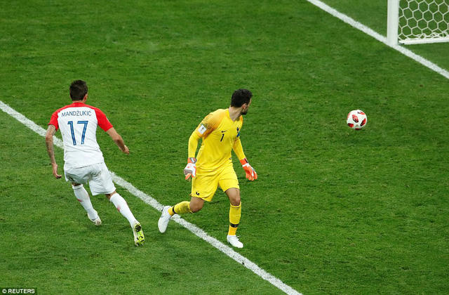 Sai lầm của thủ môn Lloris giúp Mandzukic rút ngắn tỷ số xuống 2-4 ở phút 69