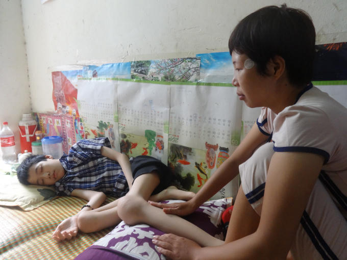 Hai tháng nay căn bệnh tiếp tục "hành hạ" bé Huy nhưng kinh tế gia đình kiệt quệ, không đủ tiền cho cháu đi viện truyền huyết tương và hồng cầu.