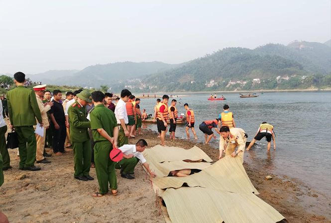 Thi thể các học sinh được đưa lên bờ