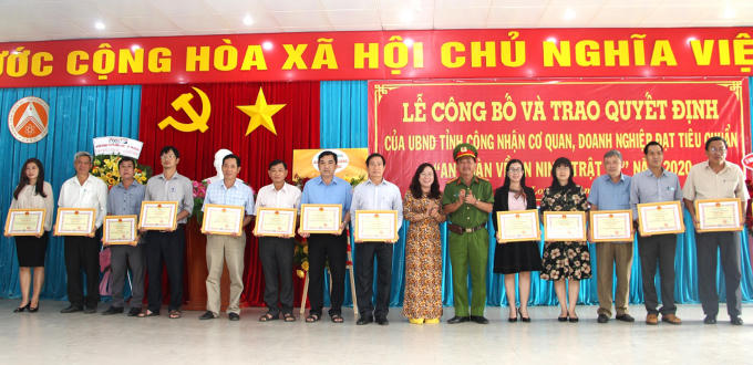 Đại tá Bùi Bé Năm, Phó Giám đốc Công an tỉnh trao Quyết định của Chủ tịch UBND tỉnh cho 148 cơ quan, doanh nghiệp đạt tiêu chuẩn “An toàn về an ninh, trật tự” năm 2020.