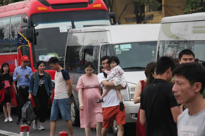 Du khách ngán ngẩm với cảnh đi bộ hàng km đề xuống phà.