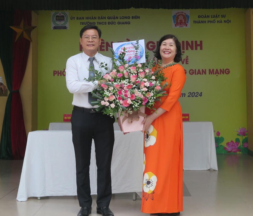 Luật sư Nguyễn Văn Hà đại diện Đoàn tặng hoa, chúc mừng thầy, cô nhân ngày 20/11.