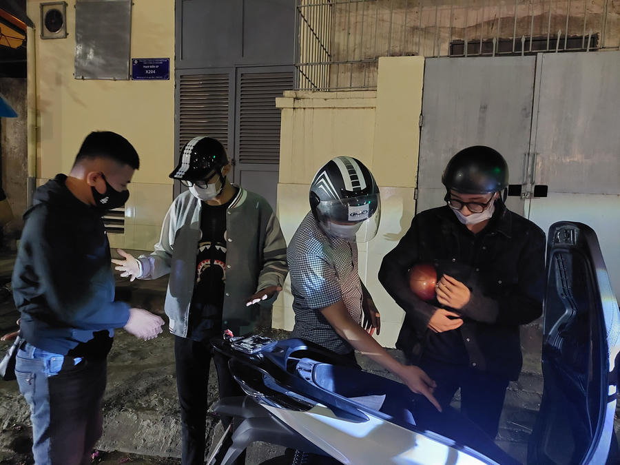 Tổ công tác Y13/141 do thiếu tá Hoàng Văn Bình làm tổ trưởng thực hiện nhiệm vụ hóa trang tuần tra trên địa bàn quận Hoàn Kiếm. Khi đến nút giao Tràng Tiền, Trần Quang Khải, tổ công tác phát hiện hai nam thanh niên trên xe mô tô SH biển kiểm soát 29T2.19xxx có biểu hiện nẹt pô, chạy tốc độ cao nên đã tổ chức chặn giữ, kiểm tra.