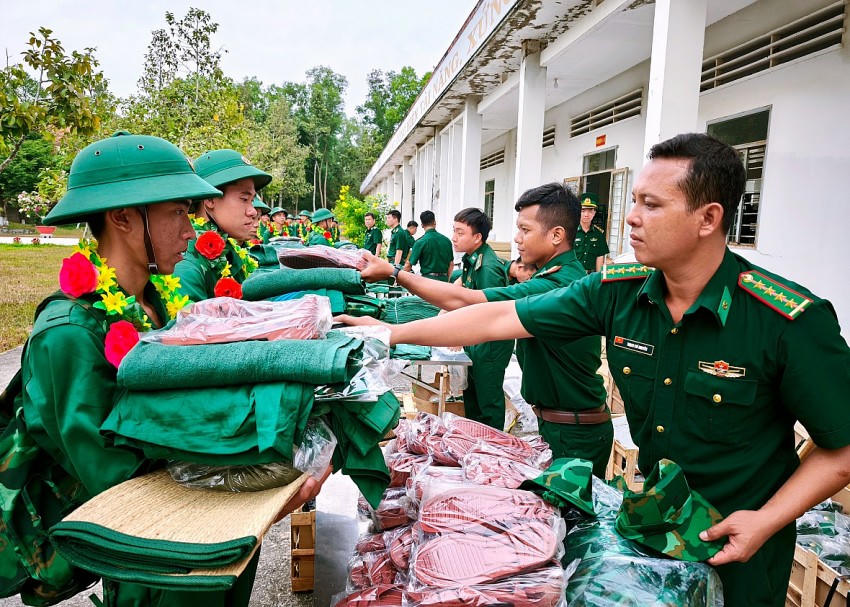Các chiến sĩ mới được cấp phát quân tư trang theo quy định. Ảnh: Luận Quân