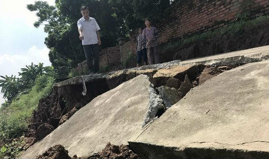 Tuyến đường bê-tông tại khu 12, xã Hương Nộn bị sạt lở nghiêm trọng.