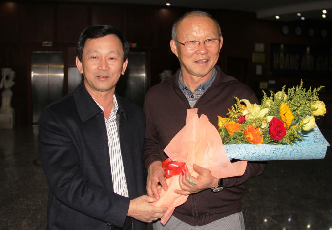 Lãnh đạo Sở Văn hóa thể thao và Du lịch tặng hoa HLV Pak Hang Seo.