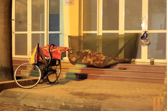 Trong những ngày này, những người vô gia cư đang phải gồng mình chống chọi với cái lạnh