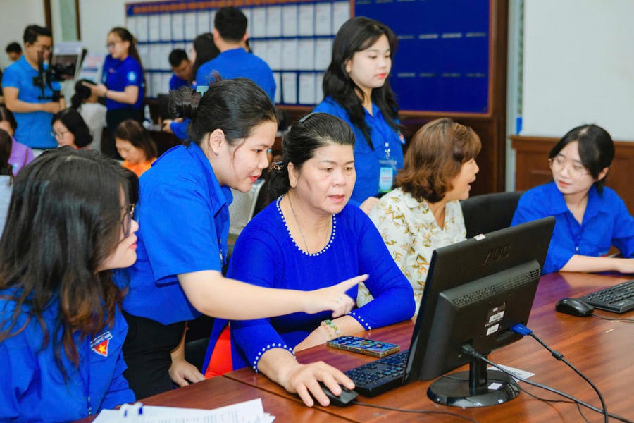 Thanh niên tình nguyện hỗ trợ vận hành mô hình chính quyền 2 cấp và cung cấp dịch vụ công trực tuyến tại cơ sở tại TP HCM. Ảnh: UBND TP HCM
