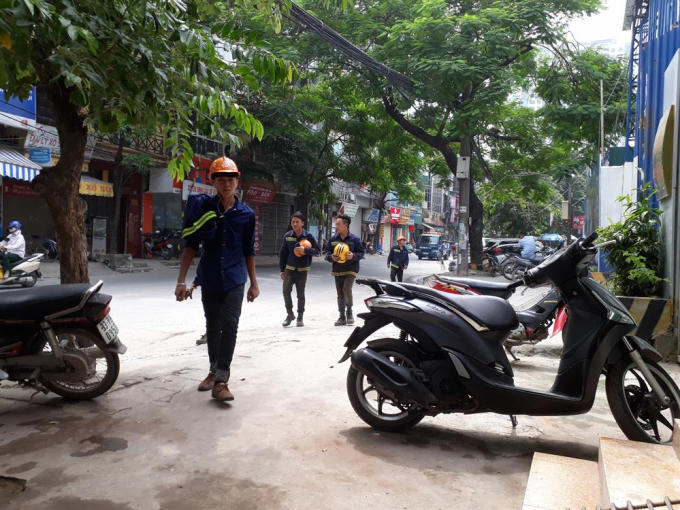 Cả ngày lẫn đêm, trên tuyến đường Nguyễn Huy Tưởng đầy ắp công nhân xây dựng. Ảnh: TC