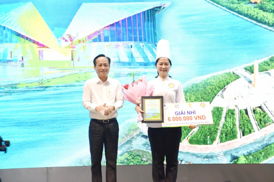 Ông Phạm Văn Thiều - Phó Bí thư Tỉnh ủy, Chủ tịch HĐND tỉnh Cà Mau trao hoa, Giấy chứng nhận chúc mừng Câu lạc bộ Bếp bánh - Hội Đầu bếp chi nhánh Sài Gòn đạt giải Nhì.