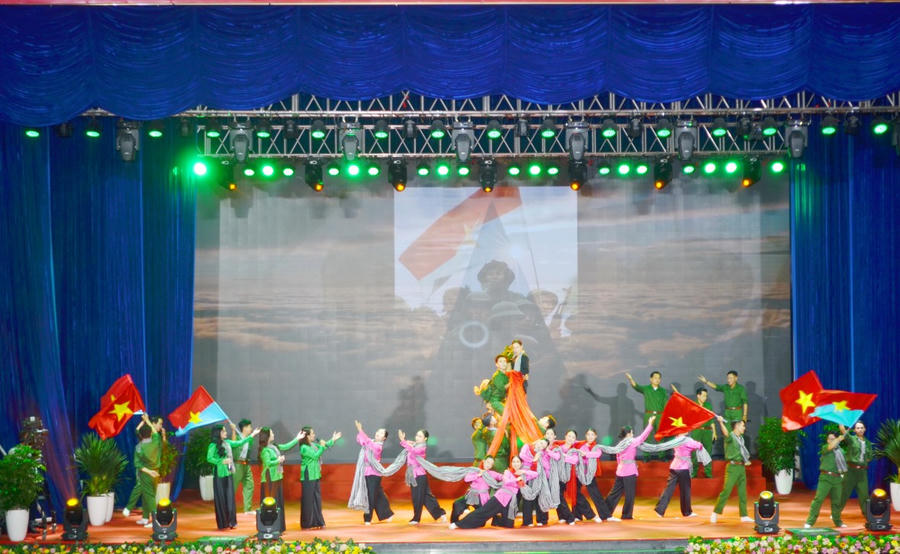 Văn nghệ chào mừng lễ kỷ niệm.