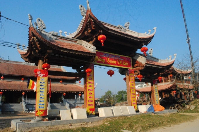 Cổng tam quan cũng được làm toàn bằng gỗ quý với chạm khắc tinh xảo. (Ảnh: Duy Ngợi).