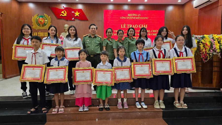 Ban tổ chức đã trao 15 giải ở 02 thể loại của 02 nhóm tuổi cho các em đạt giải.