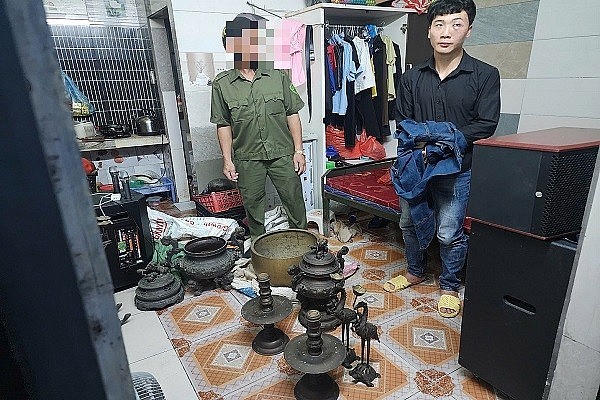 Đối tượng Cao Văn Định cùng tang vật vụ án.