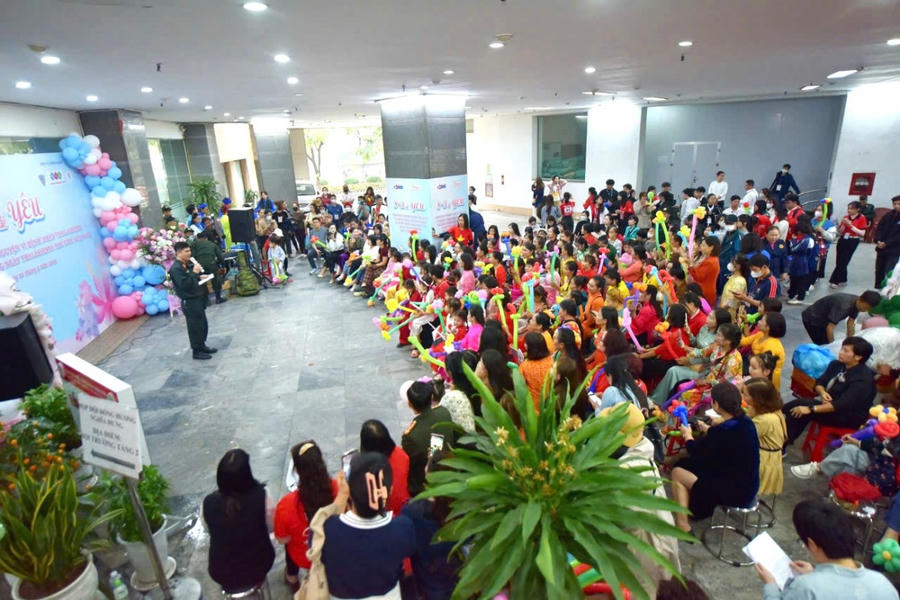 Chương trình “8-3 để yêu” tại Viện Huyết học truyền máu Trung ương thể hiện tình cảm và trách nhiệm của đoàn thể Phòng CSCĐ - CATP Hà Nội với những bệnh nhân đang điều trị tại Khoa Thallasemia.